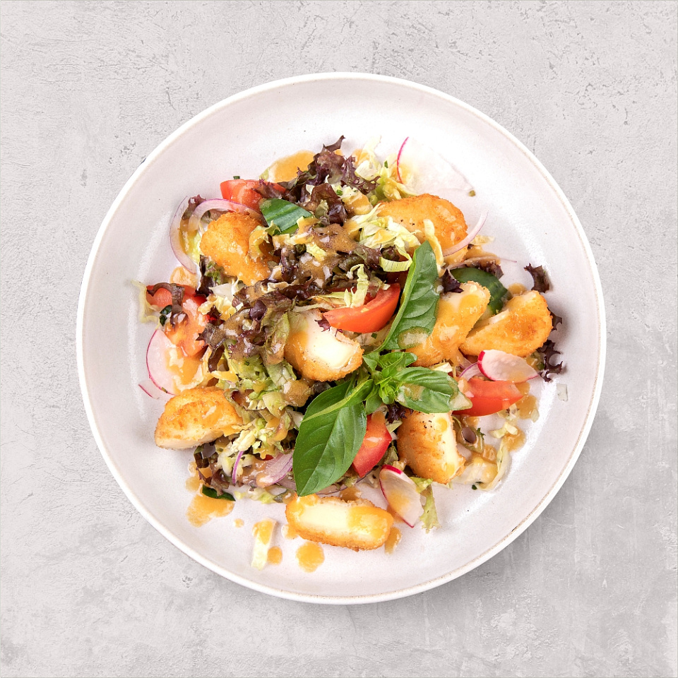 Салат с жаренным камамбером